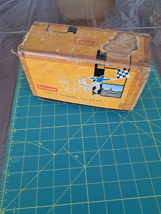 Câmera de filmar Brownie. (Kodak).