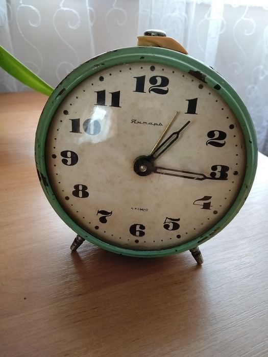 Продам настільний механічний годинник