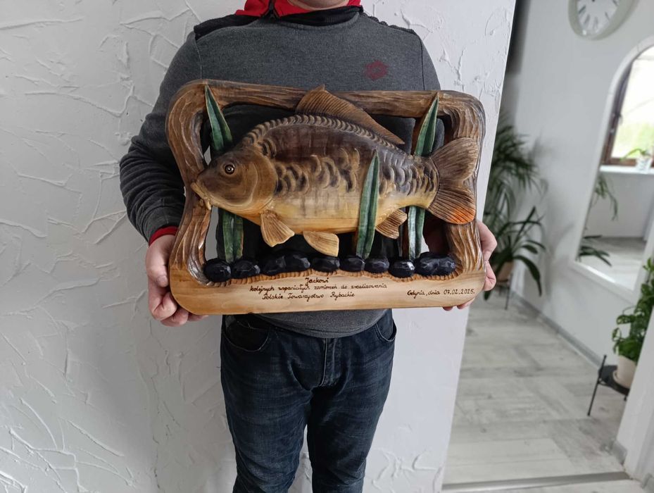 Ryba karp rzeźbiony z drewna