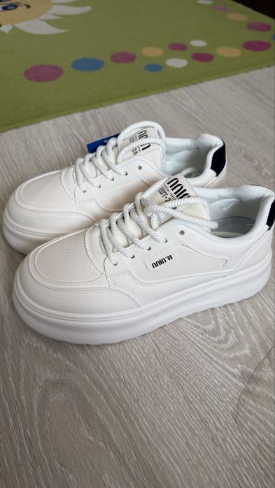 кросівки білі жіночі