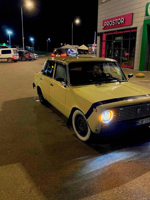 Продам копуху, піде під зимній дрифт, хоч спокійно малює і по сухому. По кузову жива, є мелочі по внєшкі.
Двигун 1.6 на гільзах під перший ремонт, їде дуже добре, масла не їсть і не димить. КПП 5-ступка. По ходовкі пиляні пружини, заварений редуктор, їде збито) 
Стоїть Новий акум, дзеркала ф1, лед фари - світло шикарне, торпеда з 2106, руль 2105, сідухи з регулюваннями з іномарки, стоять електро підйомники стікол. Вписане гбо, резина зима хороша в круг на 14 жилізяках. Хазяйка мешкає в Києві можливо навіть і переоформить, є тільки адреса, штрафів і тд немає, на облік ставала 2023
Якщо є питання пишіть в телеграм, телефон не працює!