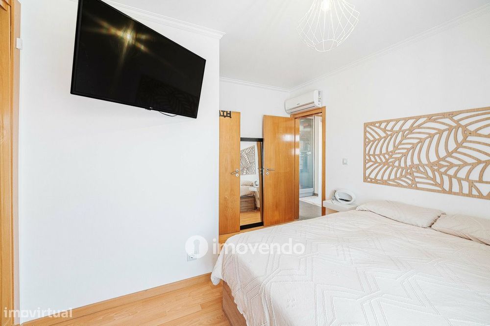 Moradia T3+1 de design moderno, com jardim, na Quinta do Anjo