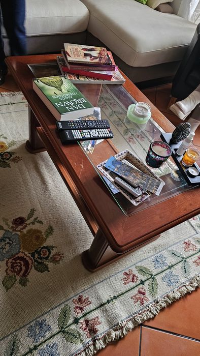 Mesa de centro em madeira maciça com tampo em vidro