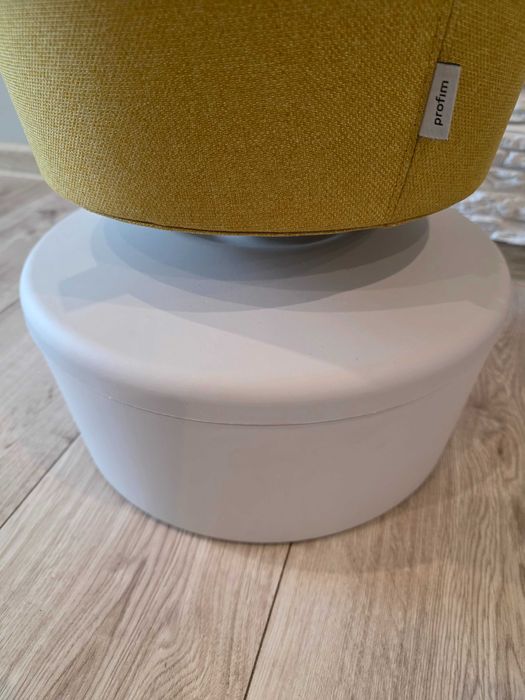 Pufa ergonomiczna Profim Mickey Hoker balansujący praca na stojąco