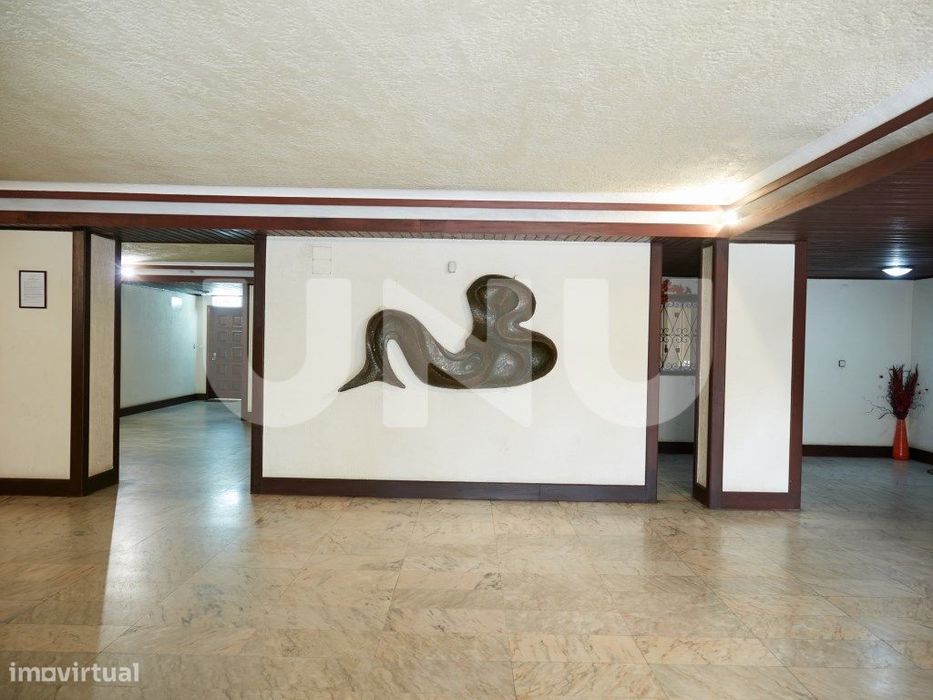 Apartamento T2, remodelado, em condomínio com piscina.