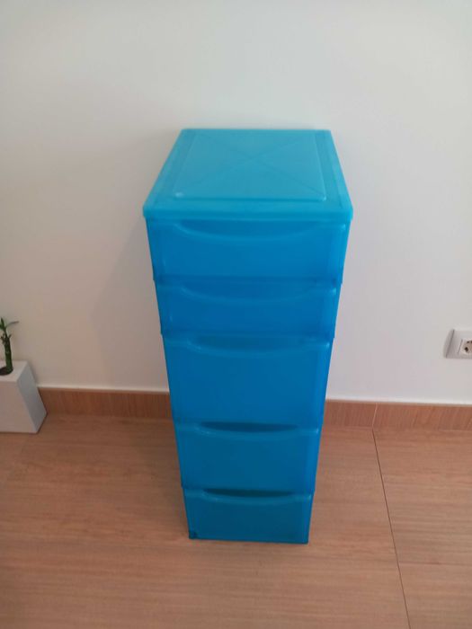 Estante de plástico com gavetas