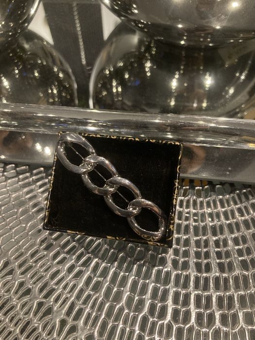 Broszka w kolorze srebra