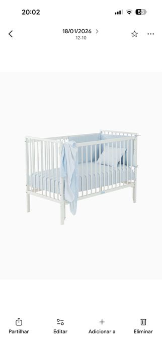 Berço branco com grades amovíveis