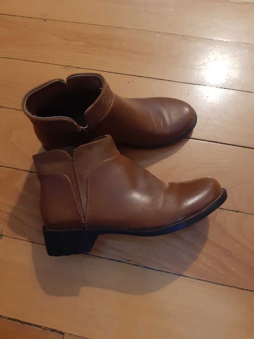 Botas castanhas.