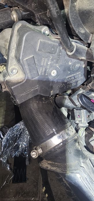 Дросельна заслонка впускний колектор vw passat b6 2.0tfsi  06F133062J