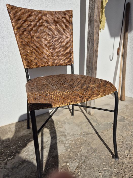Conjunto de cadeiras em vime com estrutura em ferro preto