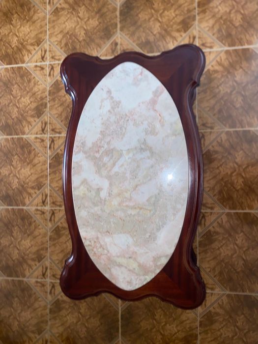 Mesa de sala com pedra de mármore