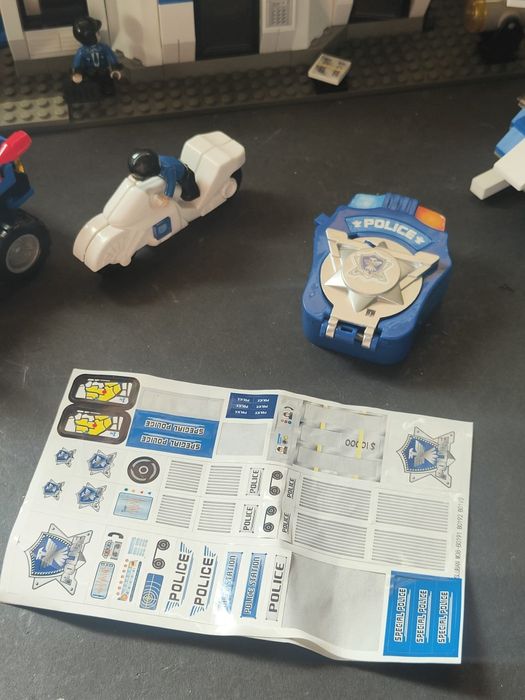 Posto da polícia, mota, carro e helicóptero