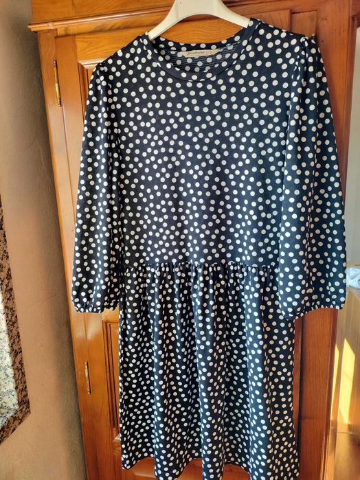 Vestido preto com bolas brancas