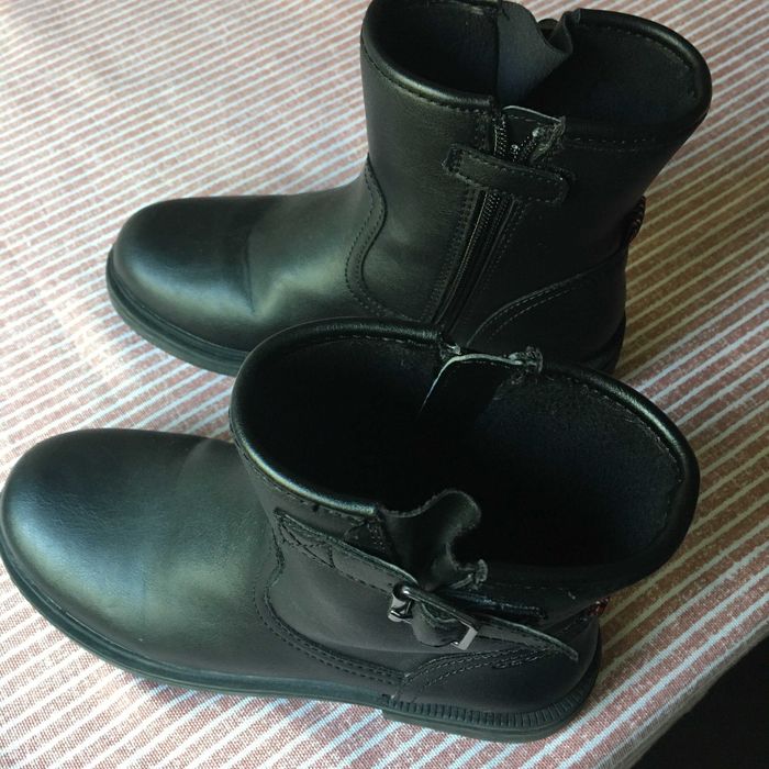 Importantes botas de cabedal, cor preta, da marca GEOX