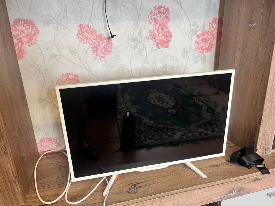 Телевизор Smart TV+крепеж на стену