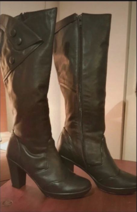 Botas 100% em Pele castanha