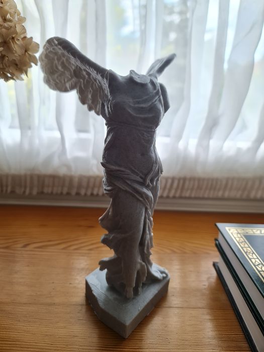Nike z Samotrake rzeźba około 25 cm