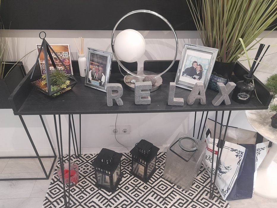 Mesa preta com pes em ferro de 110x36 h75