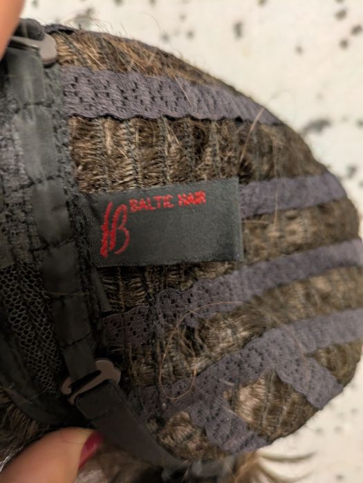 Peruka Krótkie włosy – fryzura bob/pixie, elegancka, ładnie ułożona.