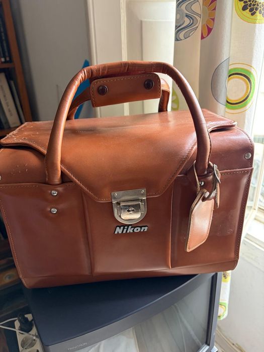 Mala Nikon vintage cabedal