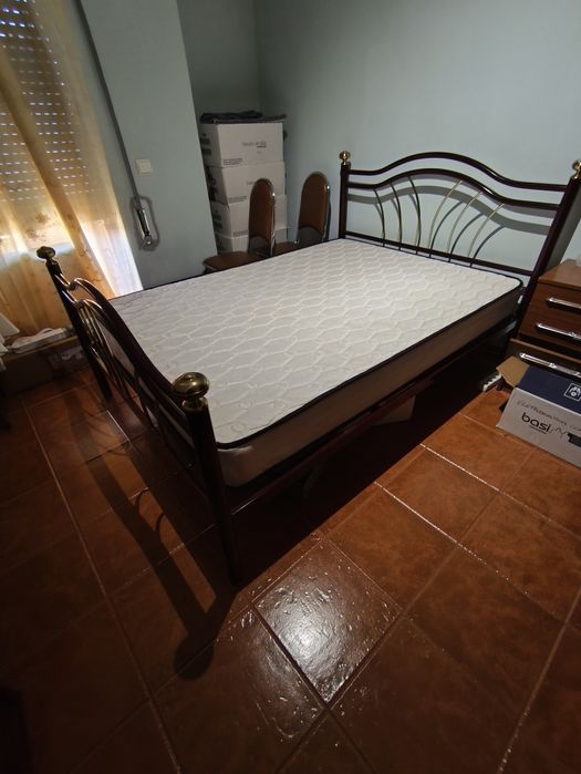 Cama de casal em ferro c/ estrado e colchão ortopédico