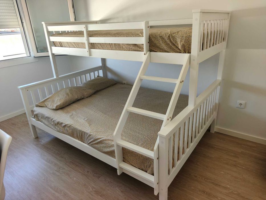 Beliche em Madeira Maciça (Cama Casal + Solteiro) + 2 Colchões | Como Novo