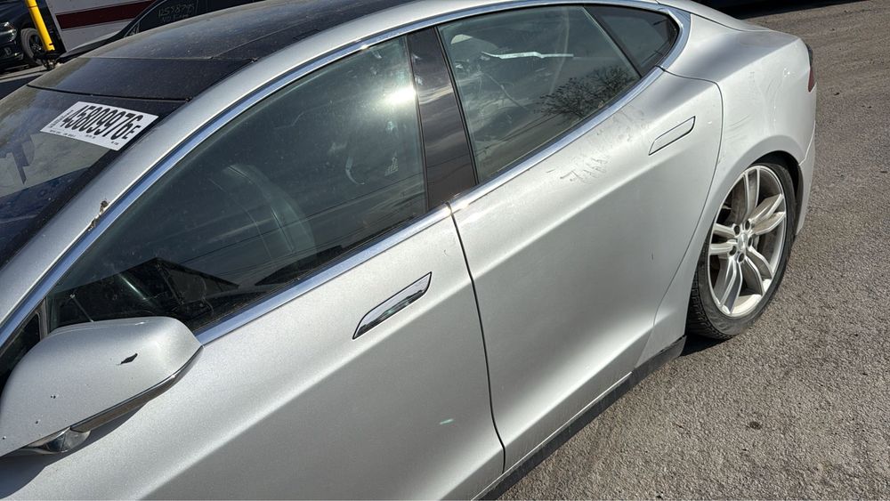 Tesla S 12-20 кузовні запчастини