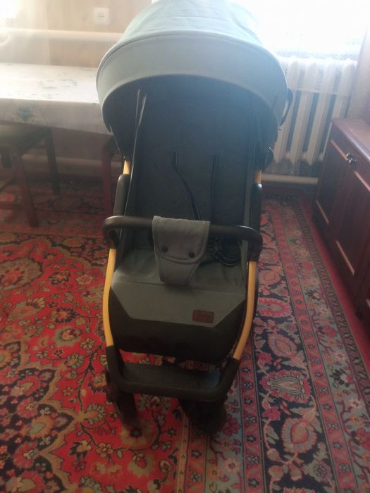 Детская коляска с подарком.