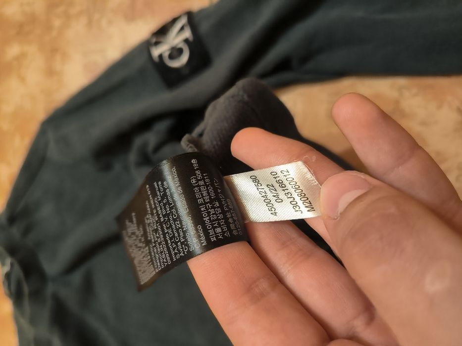 Кофта Calvin Klein с патчем на руке розмір М стан ідеальний