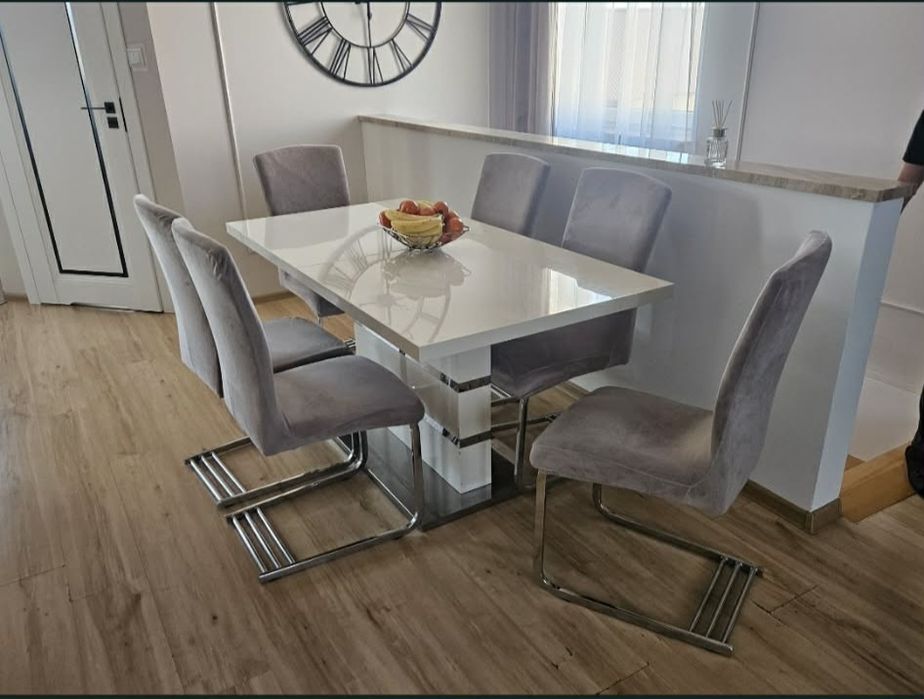 Sprzedam stół z krzesłami