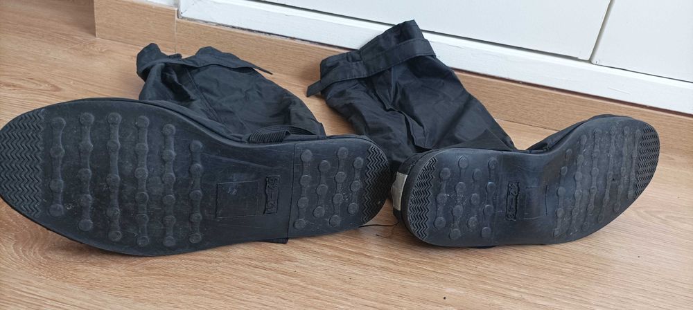 Impermeavél (casaco  S + calça M + bota 42 )