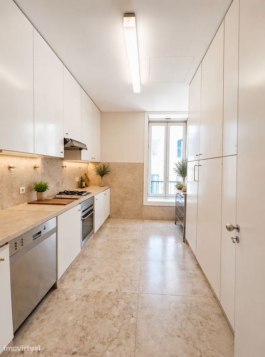 Apartamento T1 no coração do Chiado, com garagem e arrecadação