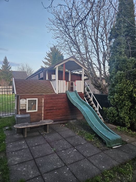 Plac zabaw , domek dla dzieci