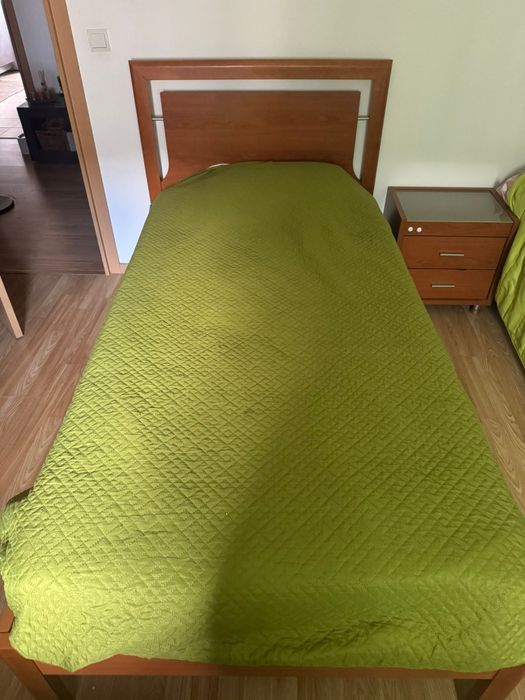 Vendo Cama e mesa de cabeceira solteiro