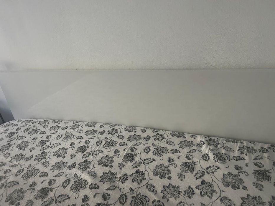 Cama de casal branca