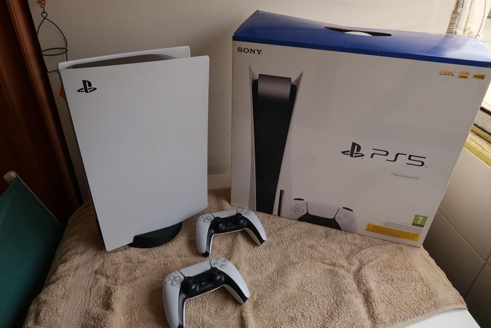 PS5 825GB com leitor de disco + 2 Comandos DualSense - Bom estado