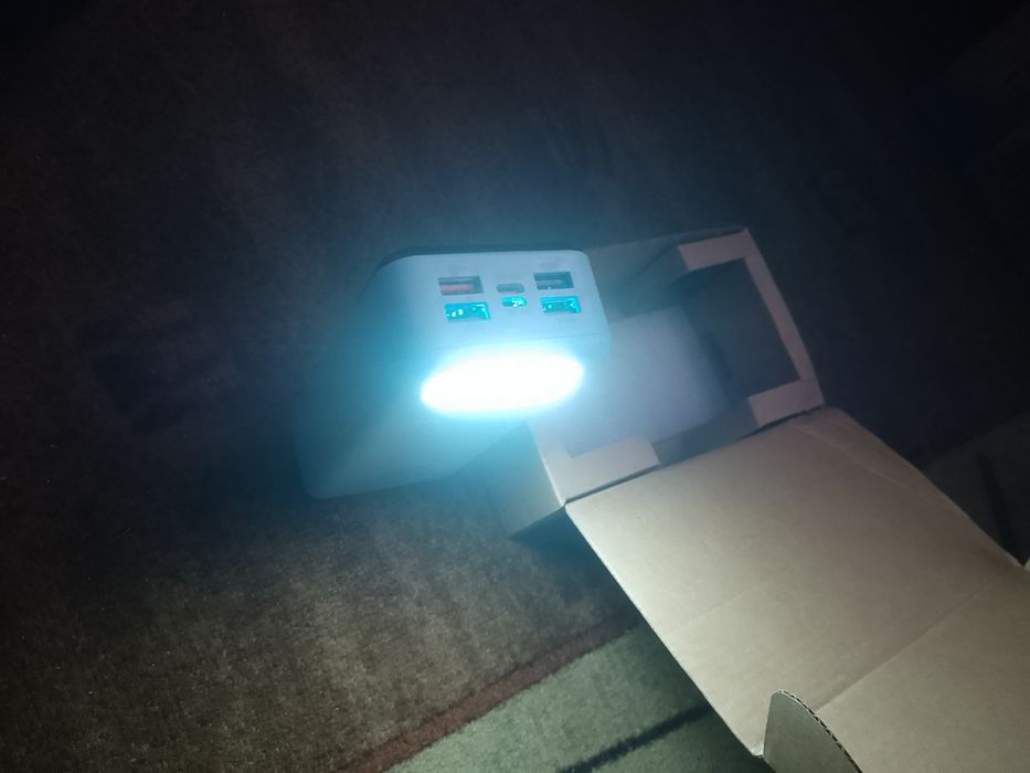 Гарний павербанк голубого кольору