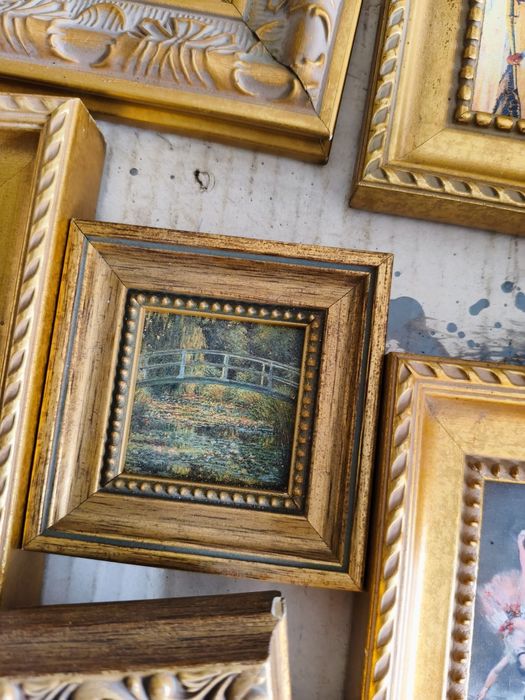 Pequenos quadros com pinturas