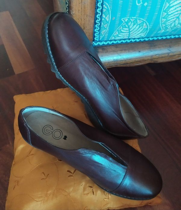 sapatos castanhos e botines CINZA E PRETO são em pel de nº40.  NOVOS