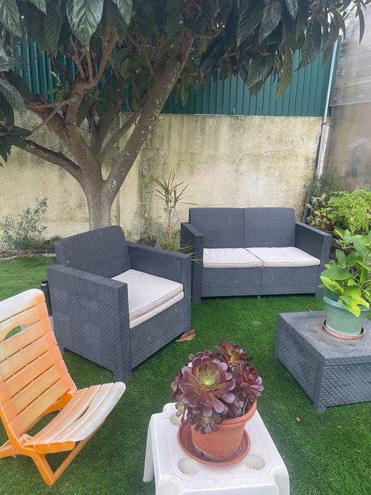 Móveis de jardim mesa e sofás