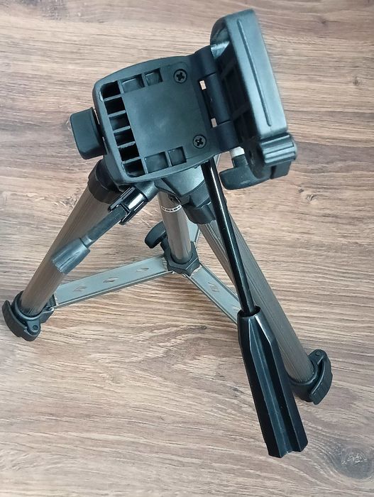 statyw fotograficzny marki Hama.