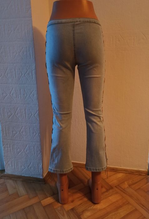 Jeansy damskie 7/8, rozszerzane na dole ze stretchem.