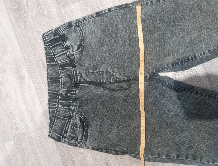 Модные серые джинсы в отличном состоянии р. 27