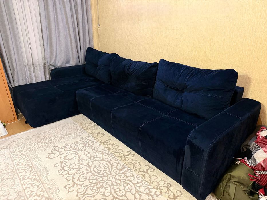 Угловий диван в залу або спальню