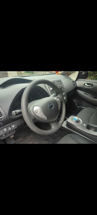 Автомобіль Nissan leaf