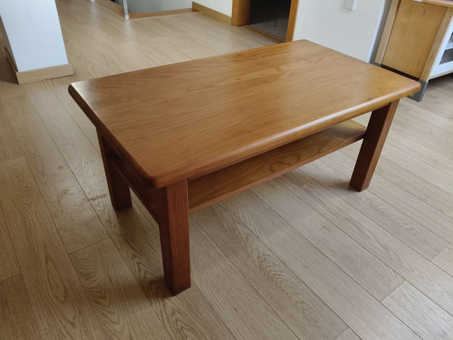 Mesa de sala de estar em Pinho Mel