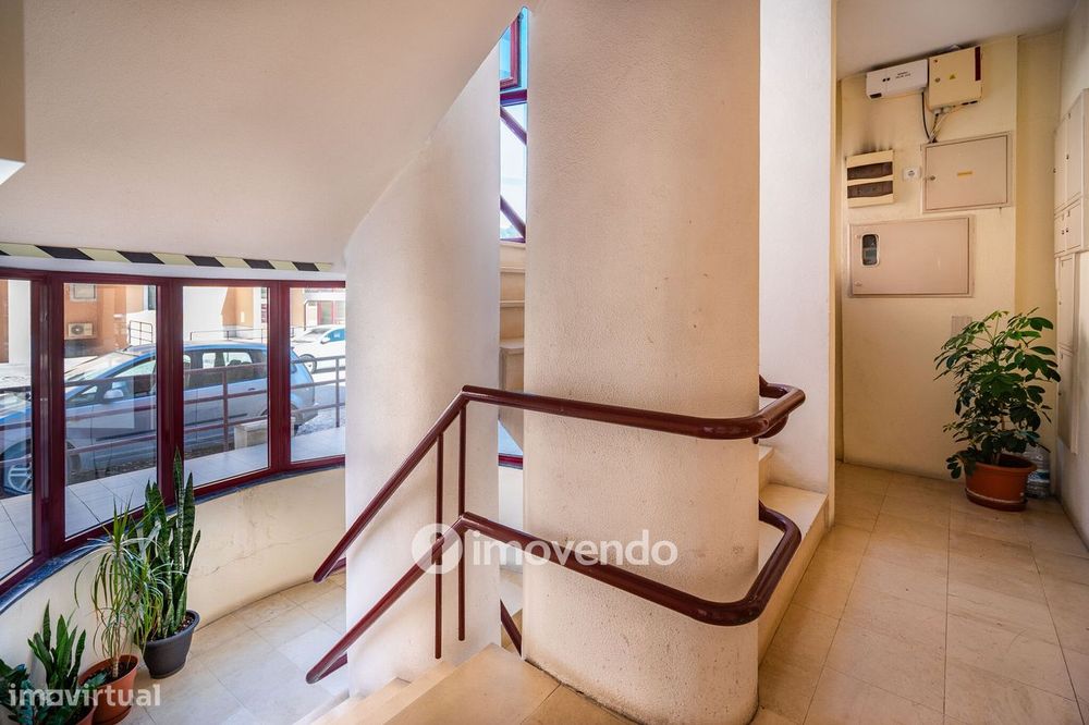 Apartamento T3 com áreas amplas, varandas e arrecadação, em Alverca