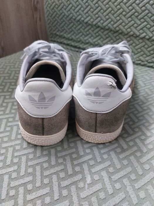 кросівки Adidas gazelle 36.5 23.5cm нюанс ззаду (фото)
замша і шкіра