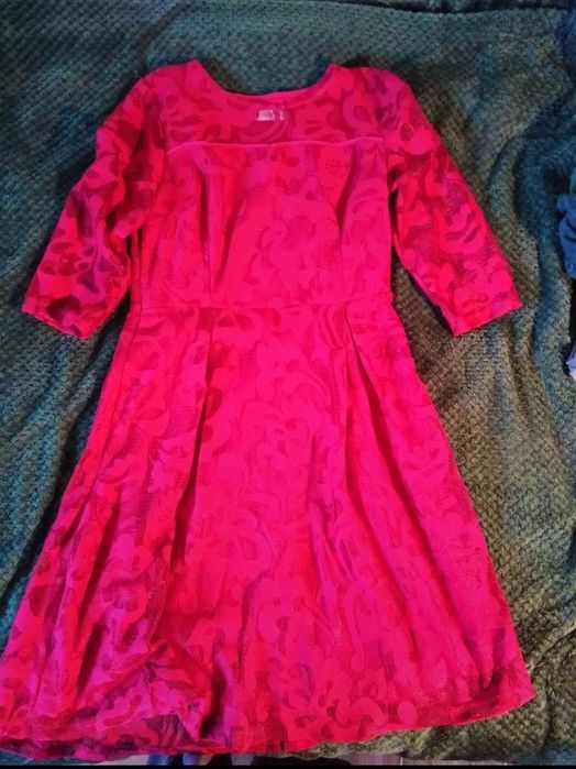 Czerwona koronkowa sukienka